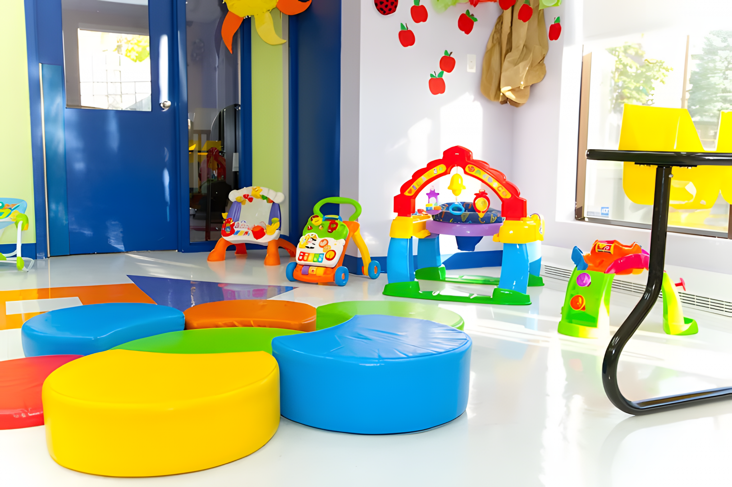 Enfants apprenant à une table à la garderie