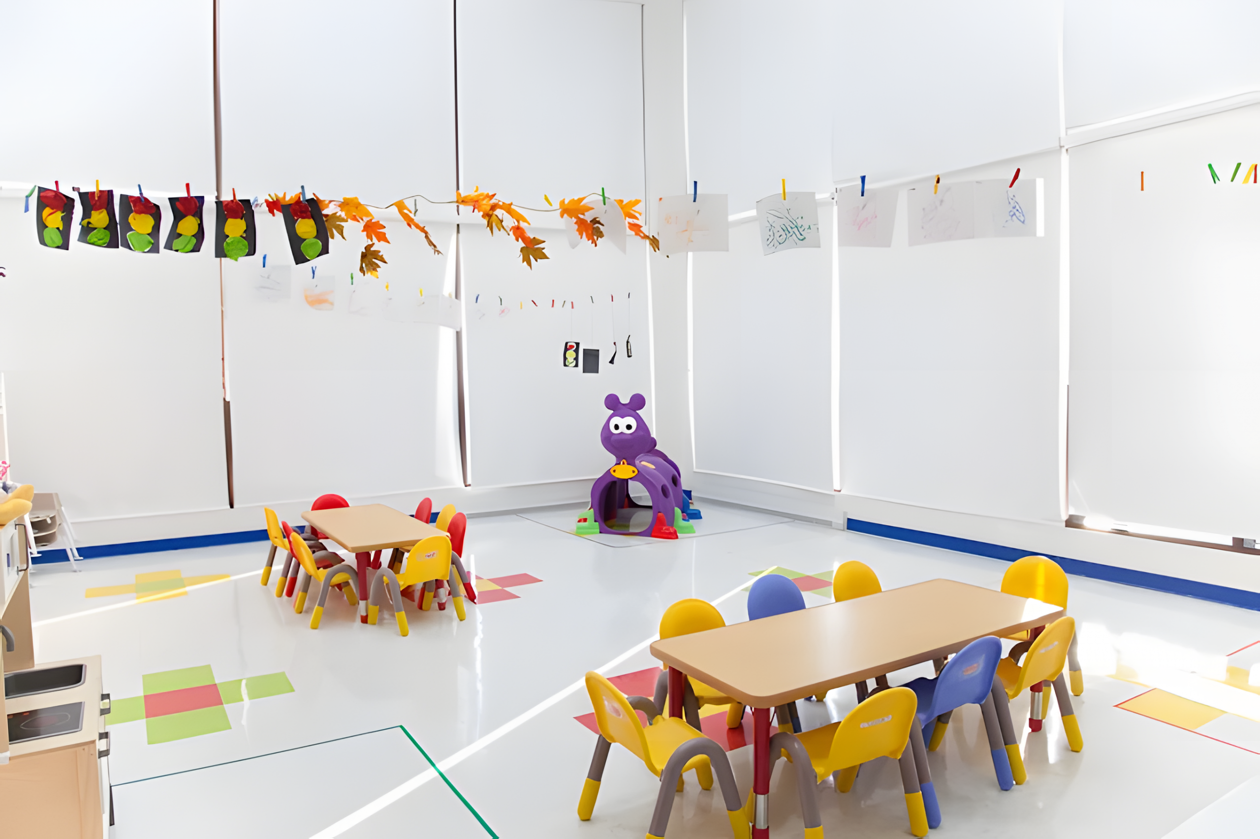 Jeune enfant explorant un jouet